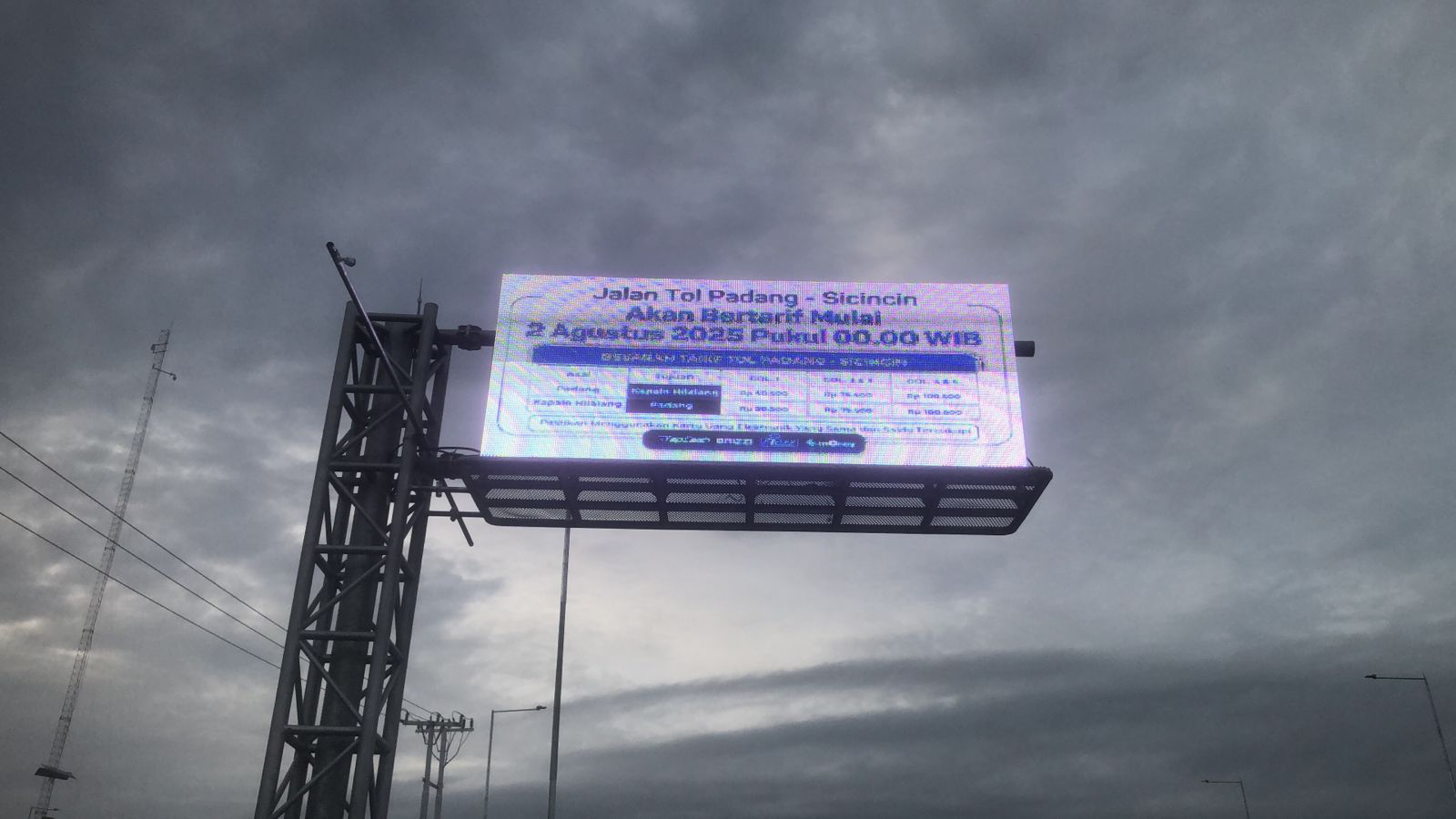 SATU-SATUNYA DI SUMBAR: Jalan Tol Padang-Sicincin mulai memberlakukan tarif sejak Sabtu (2/8) lalu.