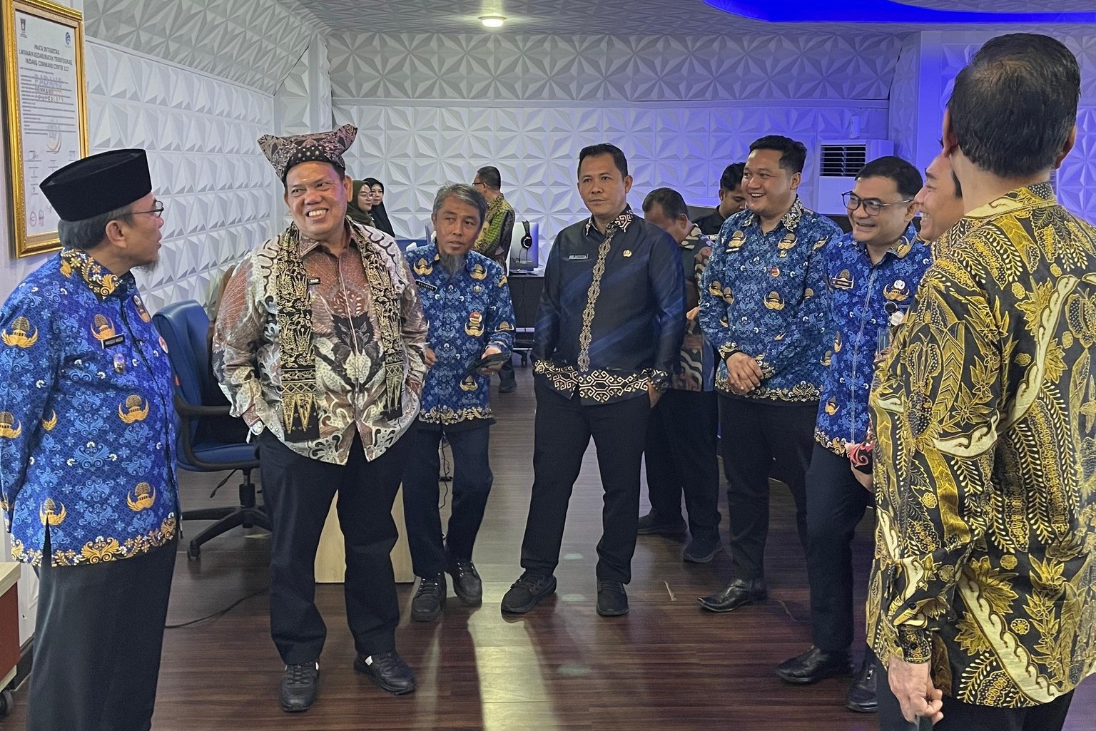 Wakil Wali Kota Padang Maigus Nasir mendampingi rombongan Pemkab Lampung Timur meninjau Padang Command Center (PCC) 112 milik Pemko Padang di Balai Kota Padang.