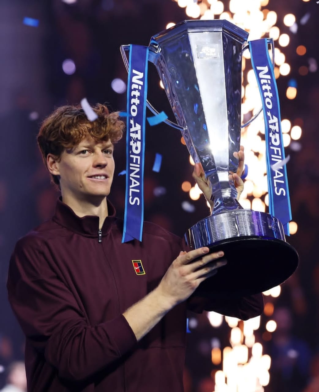 Jannik Sinner kembali mengukir sejarah dengan mempertahankan gelar ATP Finals 2025.
