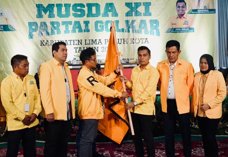 DIPERCAYA: Ketua DPRD Limapuluh Kota, Doni Ikhlas saat terpilih kembali secara aklamasi sebagai Ketua DPD Partai Golkar Limapuluh Kota pada Musda ke-XI di Gedung Serbaguna Densiko, Guguak.