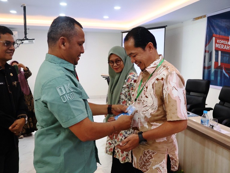 PERKUAT KAPASISTAS: Asisten III Sekdako Payakumbuh, Ifon Satria usai membuka Pelatihan Peningkatan Kapasitas Pengurus KDKMP 2025 yang diikuti 94 pengurus dari 47 koperasi kelurahan di Payakumbuh.