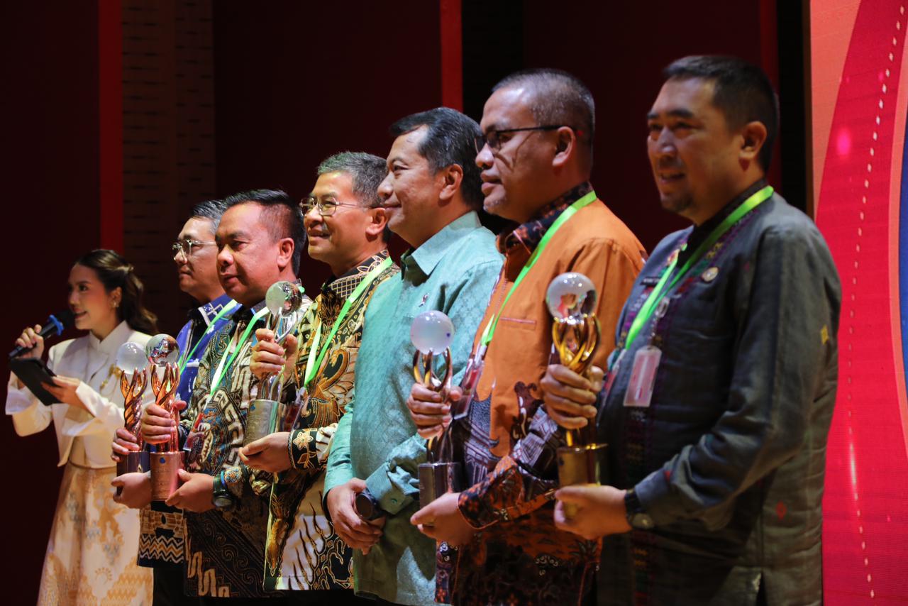 Pemprov Sumbar raih Bhumandala Award 2025 berkat inovasi pengawasan tata ruang berbasis informasi geospasial yang dinilai efektif oleh BIG. Penghargaan diterima Sekda Sumbar, Arry Yuswandi (dua kanan)