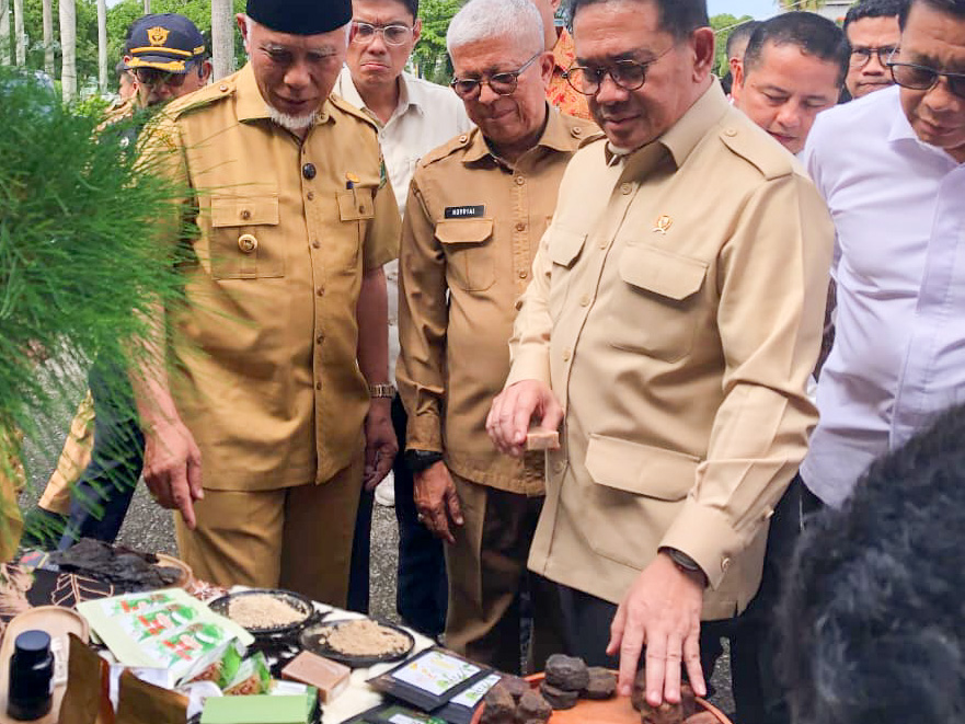 Mendag Budi Santoso melepas ekspor 27 ton gambir Sumbar ke India dan menegaskan pentingnya hilirisasi untuk memperkuat nilai tambah dan memperluas pasar.