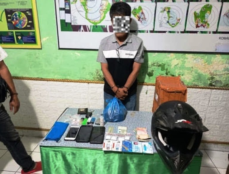 DITANGKAP: Pria berinisial YE, terduga pengedar sabu asal Maninjau, saat diamankan anggota Unit Intel Kodim 0304/Agam di Koramil 05/Tanjungraya, Minggu (16/11) malam.