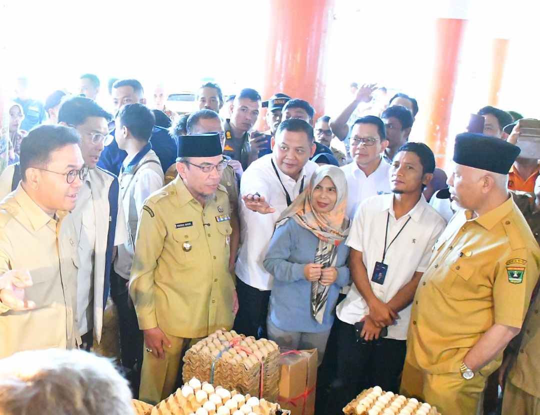 Mendag Budi Santoso meninjau harga bahan pokok di Pasar Raya Padang didampingi Gubernur Mahyeldi dan Wawako Maigus Nasir, Selasa (18/11/2025).(Foto: Prokopim)