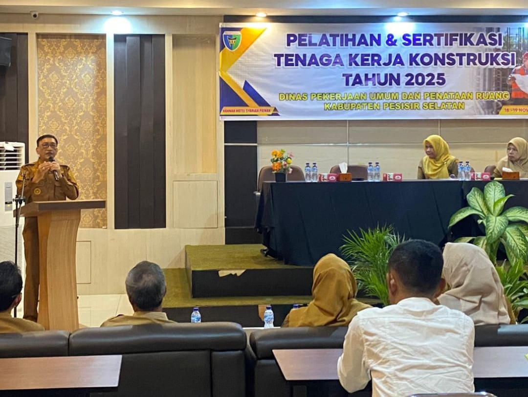 Bupati Pesisir Selatan Hendrajoni membuka Pelatihan dan Sertifikasi Tenaga Kerja Konstruksi 2025 di Painan, menekankan pentingnya integritas dan kualitas pembangunan.(Foto: Prokopim)