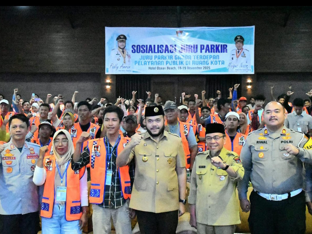 Wali Kota Padang, Fadly Amran, bersama 150 juru parkir mengikuti Sosialisasi Juru Parkir Kota Padang di Hotel Ocean Beach, 18 November 2025. (Foto: Prokopim)