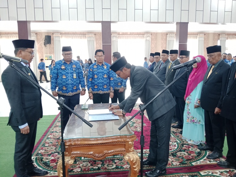 EVALUASI KETAT: 16 pejabat dilantikan dan dievaluasi 6 bulan kedepan. (ARDI/PADEK )