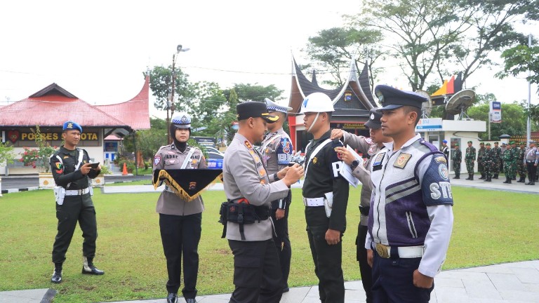 PERSONEL GABUNGAN: Kapolres Limapuluh Kota, AKBP Syaiful Wachid, saat memimpin Apel Gelar Pasukan Operasi Zebra Singgalang 2025 di Lapangan Apel Bhayangkara Polres Limapuluh Kota, Senin (17/11).