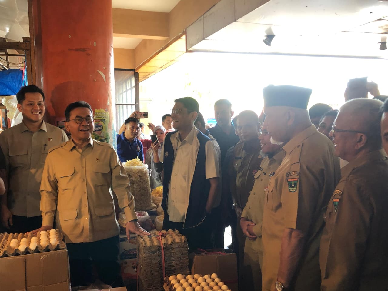 Mendag Budi Santoso meninjau Pasar Raya Padang dan memastikan harga sembako tetap stabil serta pasokan aman menjelang Natal dan Tahun Baru 2025.