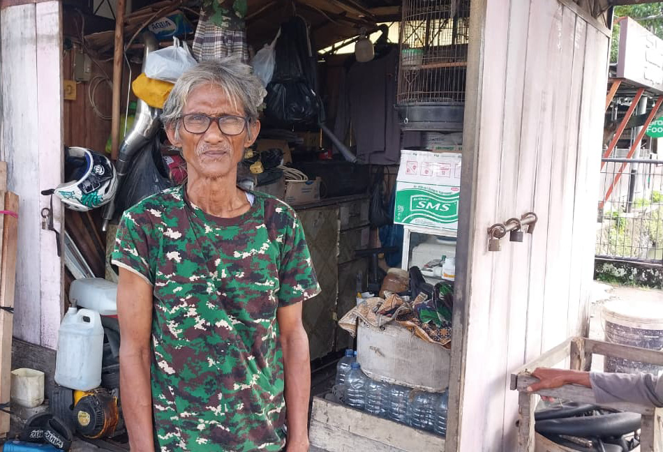 Kisah Pak Tedi, tukang tambal ban di Bandar Purus, Padang, yang berjuang menyekolahkan anak bungsunya hingga menjadi analis kimia meski pendapatan terbatas. (Foto: Mengki Kurniawan/Padeks)