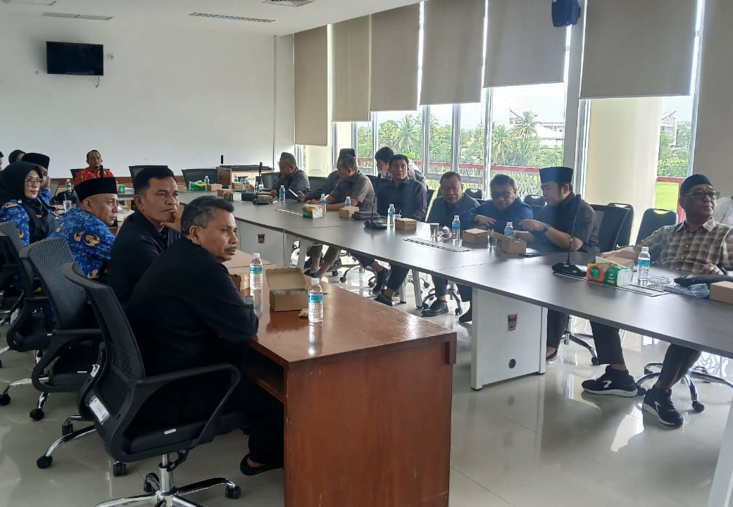 RAPBD Padang 2026 masih defisit Rp26,4 miliar. Banggar dan Pemko bahas opsi pengurangan anggaran termasuk perjalanan dinas dan dana pokir DPRD.