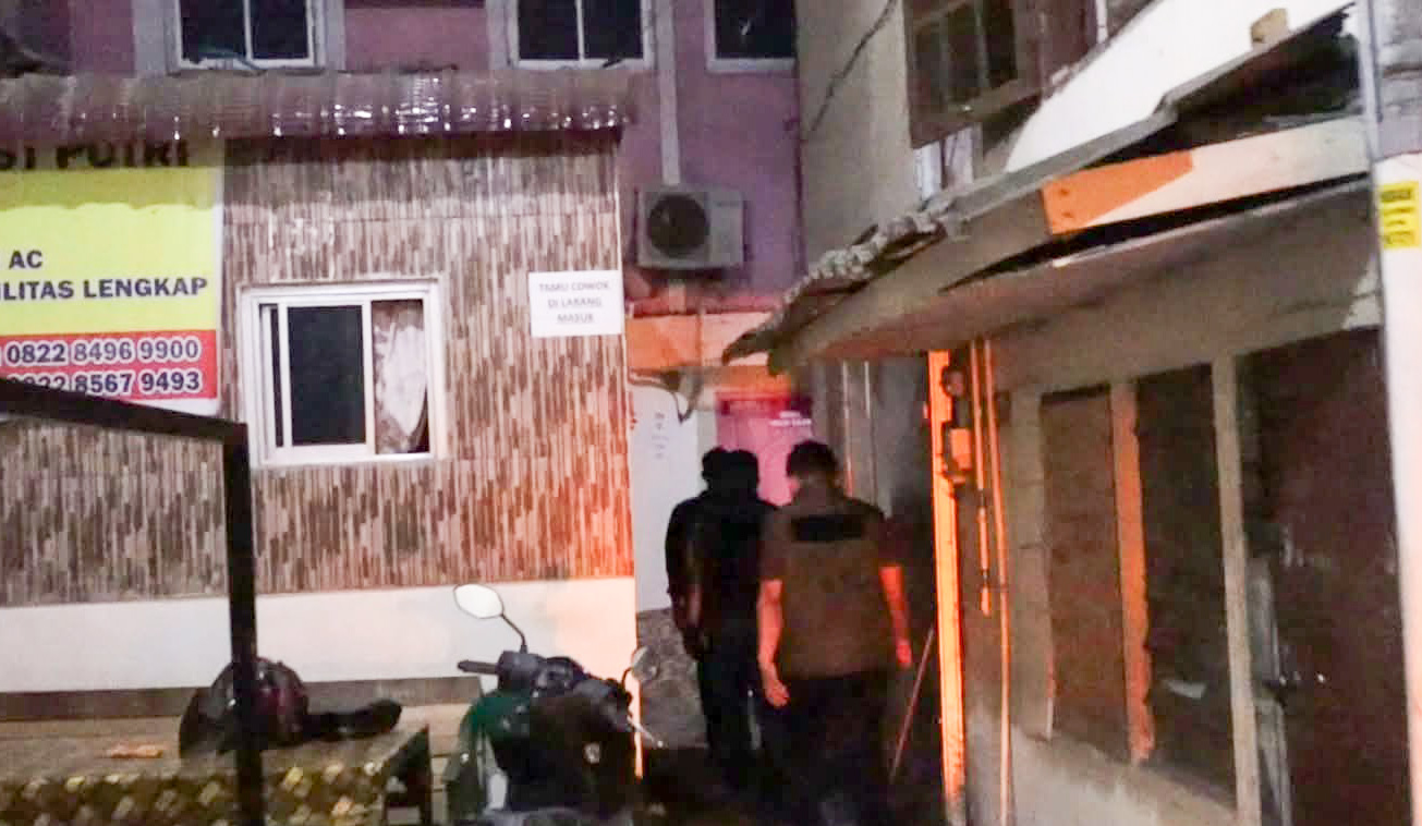 Satpol PP Kota Padang kembali mengintensifkan operasi pengawasan dan penertiban di sejumlah lokasi, terutama area kos dan penginapan, pada Selasa (18/11/2025) dini hari.