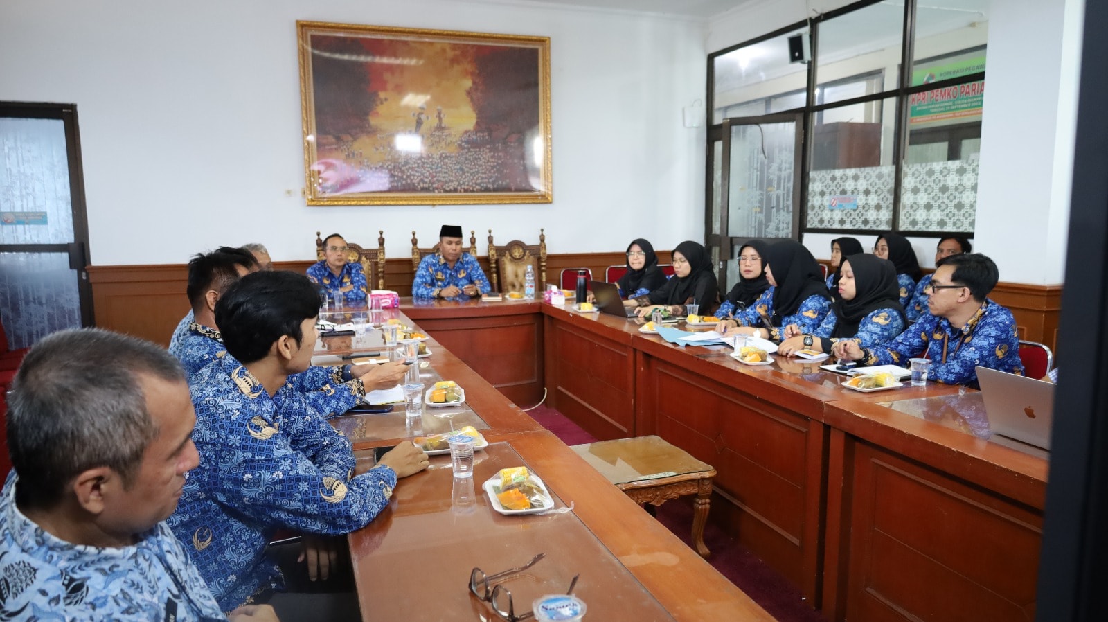 Wakil Wali Kota Pariaman, Mulyadi, memimpin rapat pembahasan percepatan penyusunan RDTR dan KLHS di Ruang Rapat Wakil Wali Kota Pariaman, Senin (17/11/2025).