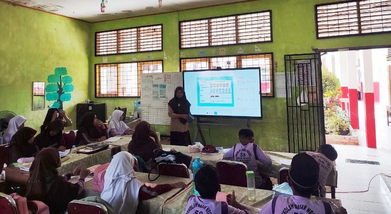 PEMANFAATAN TEKNOLOGI: Satu kelas di SDN 58 Lubukbuaya, Padang, menggunakan interactive flat panel pada proses pembelajaran piktogram, kemarin.