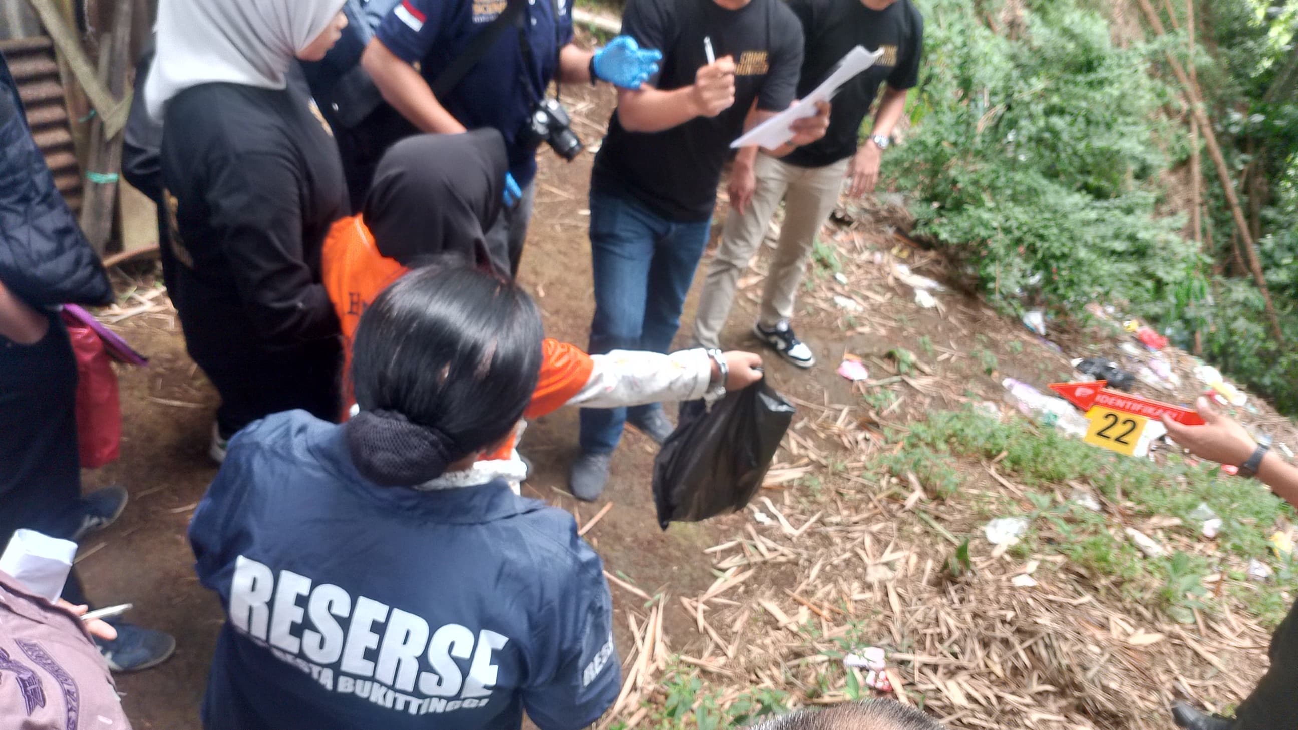 DITELUSURI: Rekonstruksi kasus pembuangan bayi yang ditemukan meninggal dan kondisi tubuhnya tidak utuh, Selasa (18/11).