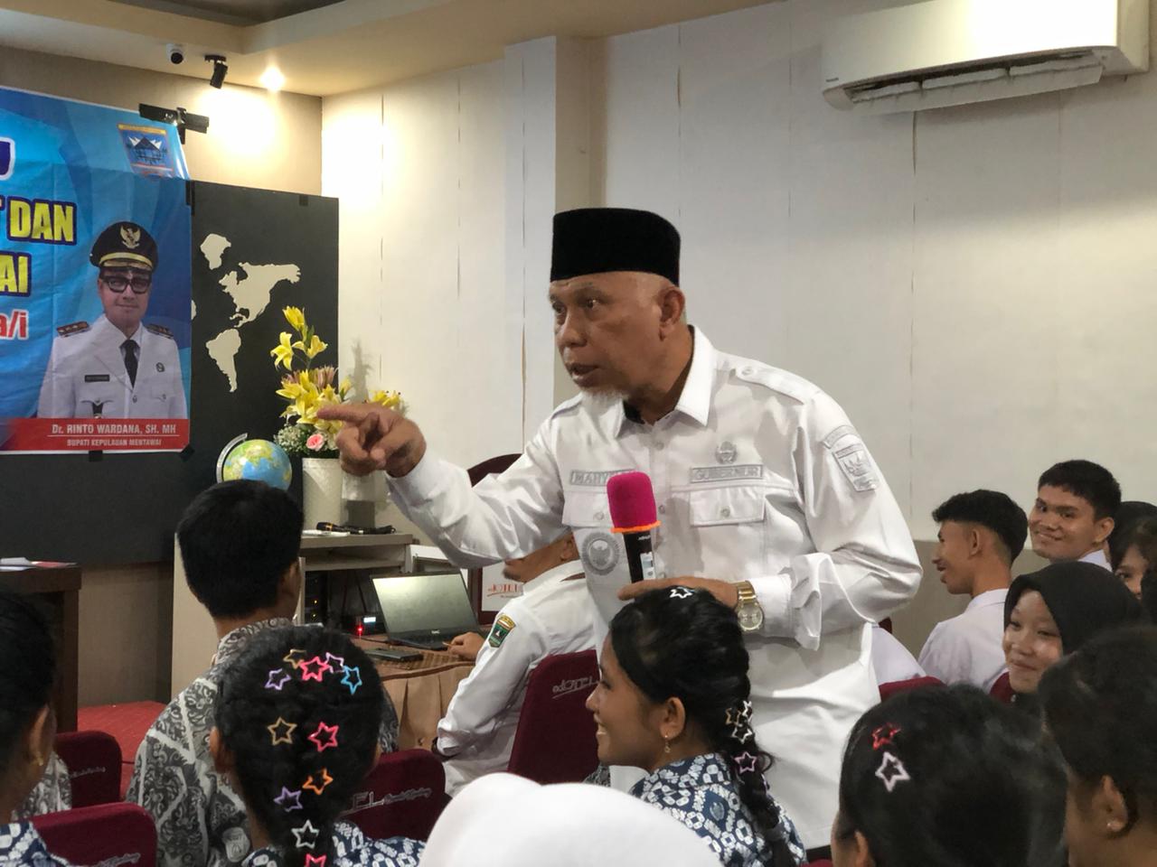 Gubernur Sumbar buka Pembinaan Karakter ADEM 3T 2025 dan tegaskan komitmen pemerataan pendidikan bagi pelajar Mentawai.