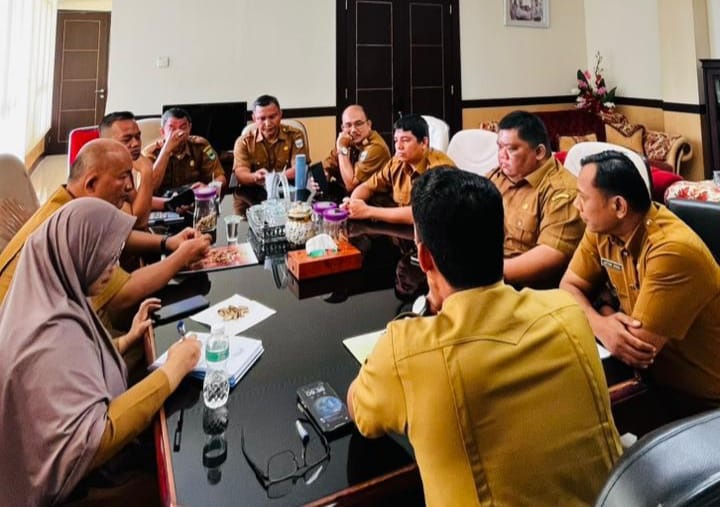 PENEKANAN: Sekkab Padangpariaman, Rudy R. Rillis, memberikan arahan saat rapat evaluasi bersama jajaran asisten dan para kepala bagian di ruang rapat sekkab, kemarin.