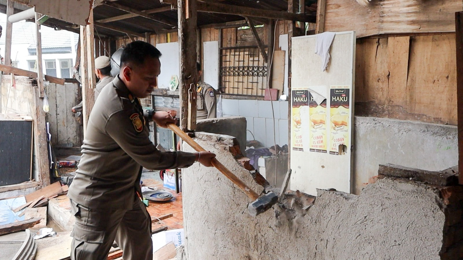 Satpol PP Padang membongkar bangunan liar di Kubu Marapalam karena berdiri di atas lahan fasum dan melanggar Perda Trantibum 2025.