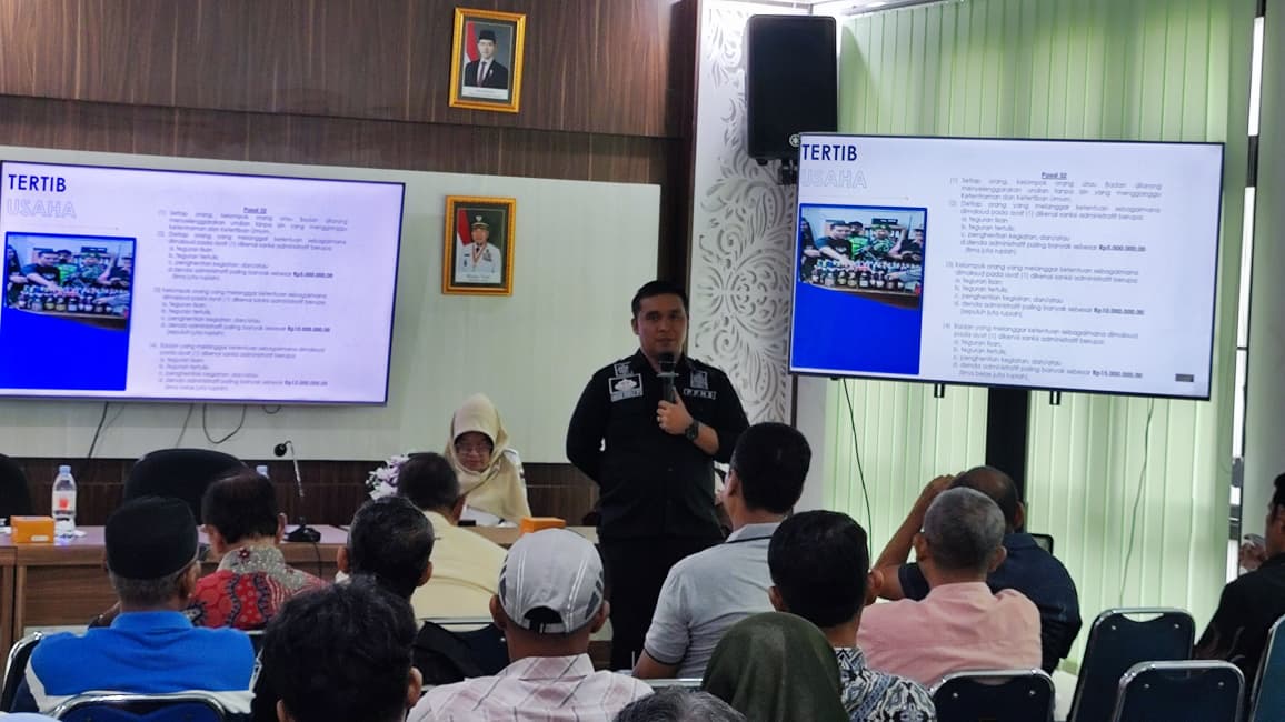 Kabid P3D Satpol PP Kota Padang, Rio Ebu Pratama saat memberikan pemaparan dalam sosialisasi Perda Nomor 1 Tahun 2025 tentang Trantibum di Aula Kantor Camat Padang Timur, Rabu (19/11/2025).