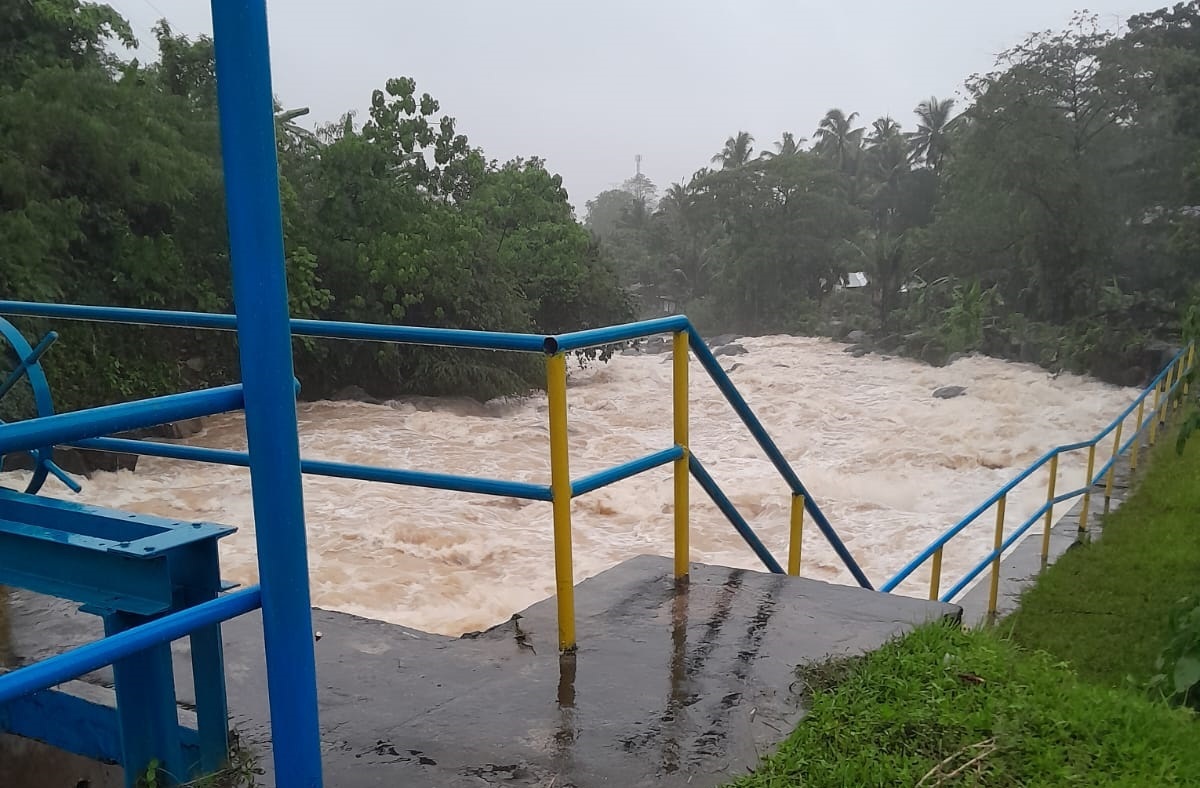 Air sungai terlihat keruh dan deras di salah satu intake Perumda Air Minum Kota Padang, beberapa waktu lalu.