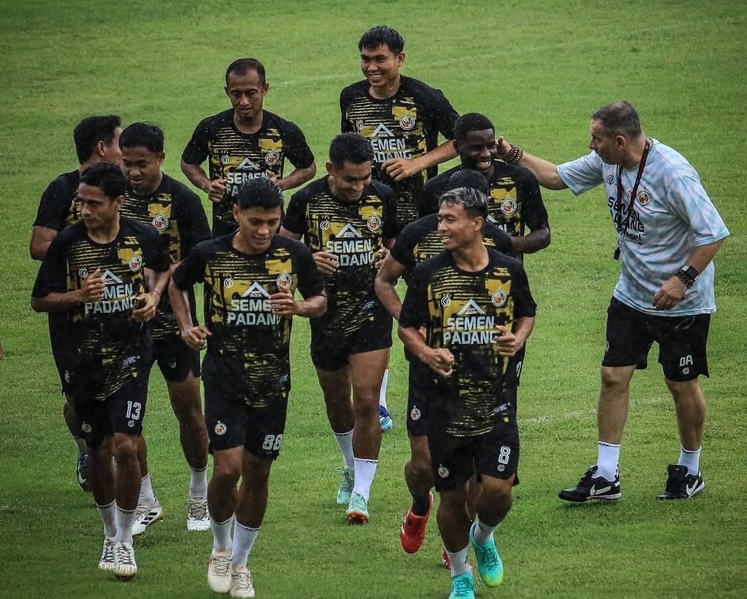 Pemain Semen Padang FC jalani latihan terakhir, sebelum berangkat ke Jepara & Kediri untuk laga tandang krusial BRI Super League.(Foto: Instagram @semenpadangfc)