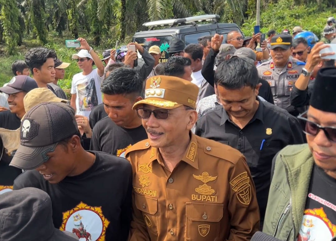 Bupati Pesisir Selatan Hendrajoni turun langsung membuka jalan menuju PT Incasi Raya demi meredakan konflik plasma.(Foto: Prokopim)