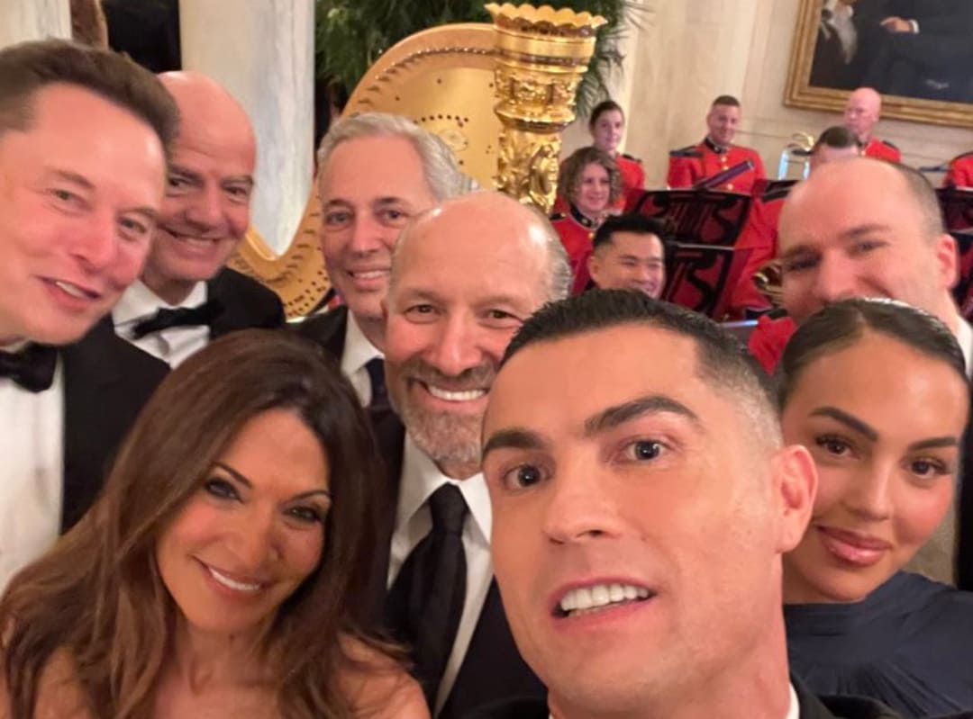 Cristiano Ronaldo berswafoto bersama Elon Musk dan Presiden FIFA Gianni Infantino saat menghadiri jamuan kenegaraan di Gedung Putih, Washington DC. (Foto: X @DavidSacks)