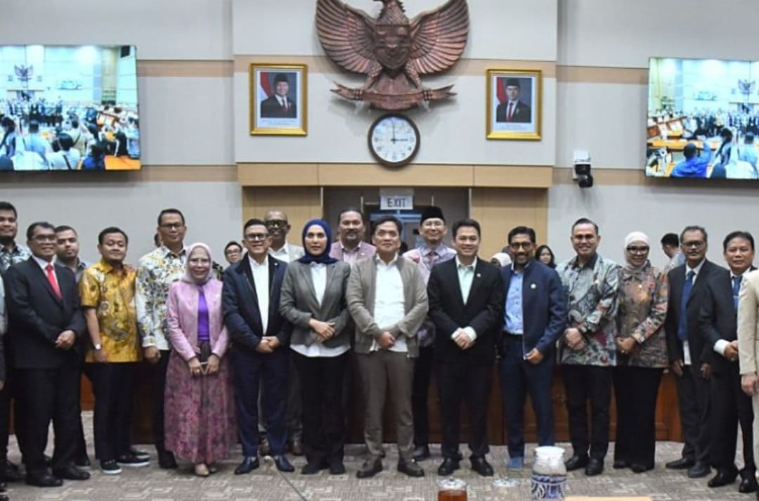 Pimpinan dan Anggota Komisi III DPR RI foto bersama usai rapat pleno yang mengesahkan tujuh calon Anggota Komisi Yudisial periode 2025&ndash;2030 di Gedung Nusantara II, Jakarta.(Foto: DPR.go.id)