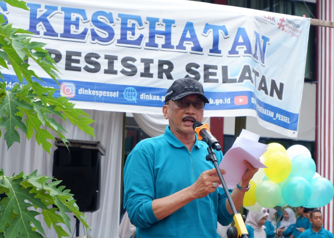 Bupati Pesisir Selatan Hendrajoni memberikan sambutan pada peringatan Hari Kesehatan Nasional Ke-61 di halaman Dinas Kesehatan Pessel, Rabu (19/11/2025).(Foto: Prokopim)