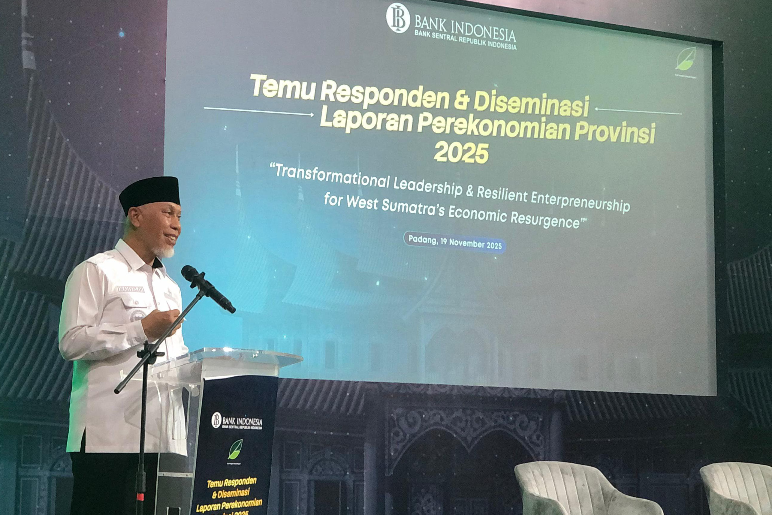 Gubernur Sumbar, Mahyeldi Ansharullah, saat membuka Temu Responden dan Diseminasi Laporan Perekonomian Sumbar 2025 di Aula Kantor Perwakilan Bank Indonesia (BI) Sumbar, Rabu (19/11/2025).