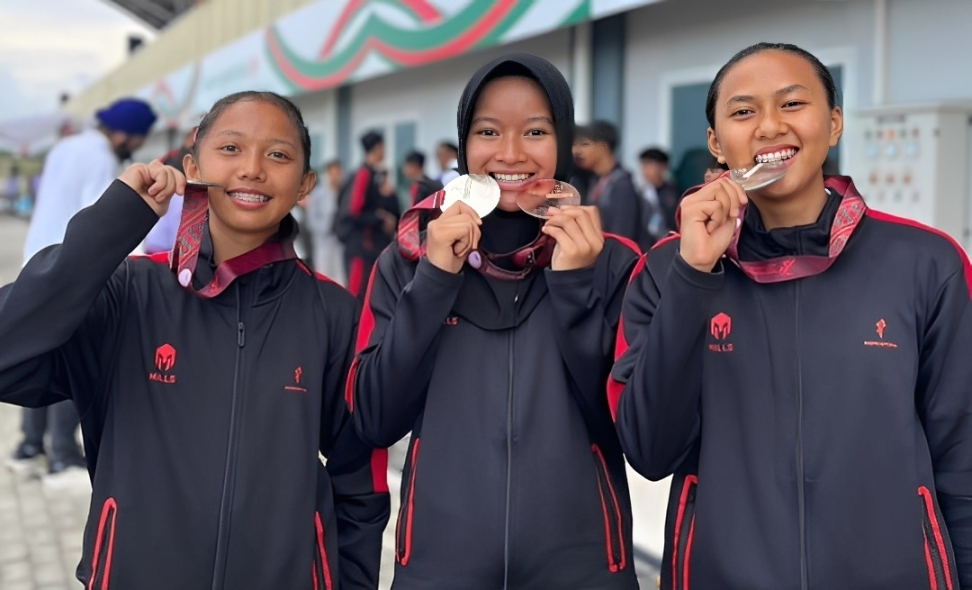 Dari kiri: Wilna Selvi,  Dwi Allyne Imanda Suci, dan Alicia Nur Lativa. Ketiga atlet muda asal Sumbar jni menyumbang 4 medali untuk Timnas Indonesia di ajang 17th SEA U18 & U20 Athletics Championships