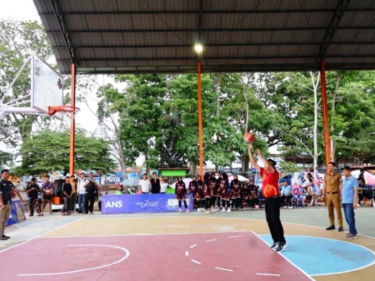 ANTUSIAS: Pembukaan Wali Kota Cup Basketball 2025 di Lapangan Basket GOR M. Yamin, Kubu Gadang, Kota Payakumbuh, Senin (17/11) semarak.