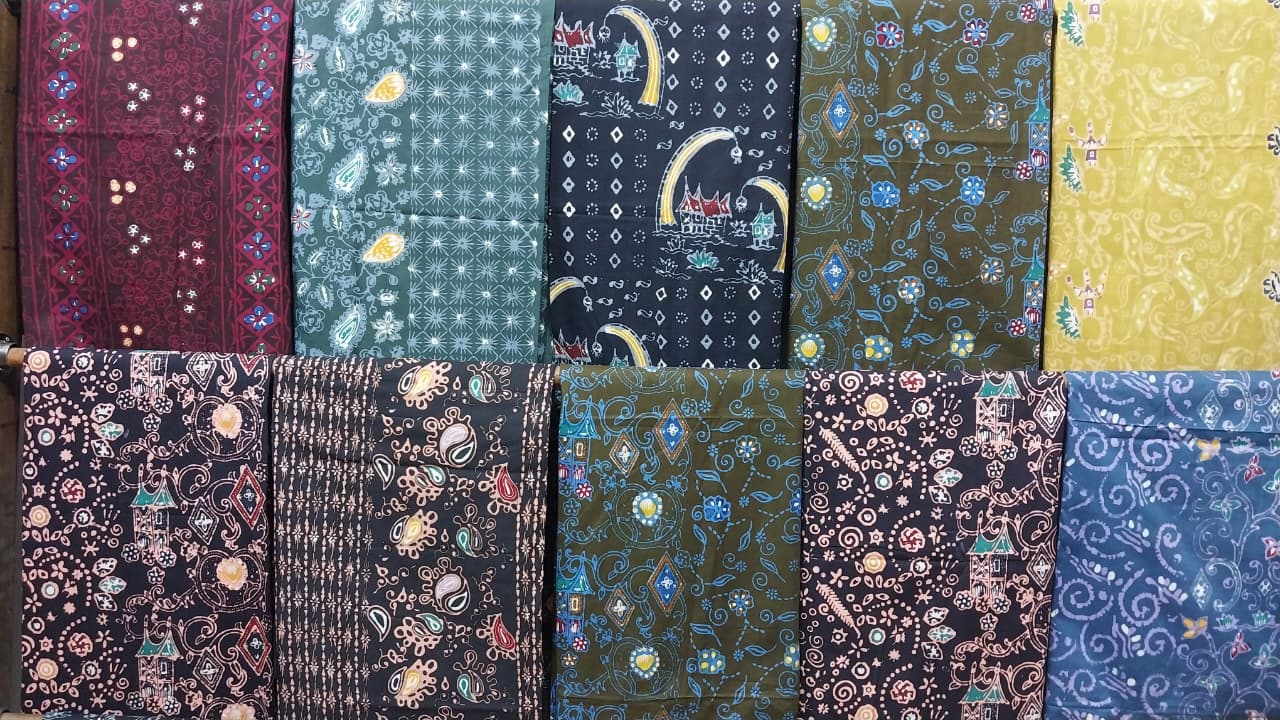 Beberapa corak batik tanah liat di Toko Batik Tanah Liek Bundo Kanduang di Jl Ratulangi No 05 Kp Jao Padang Barat. (Foto: Mengki Kurniawan/Padeks)