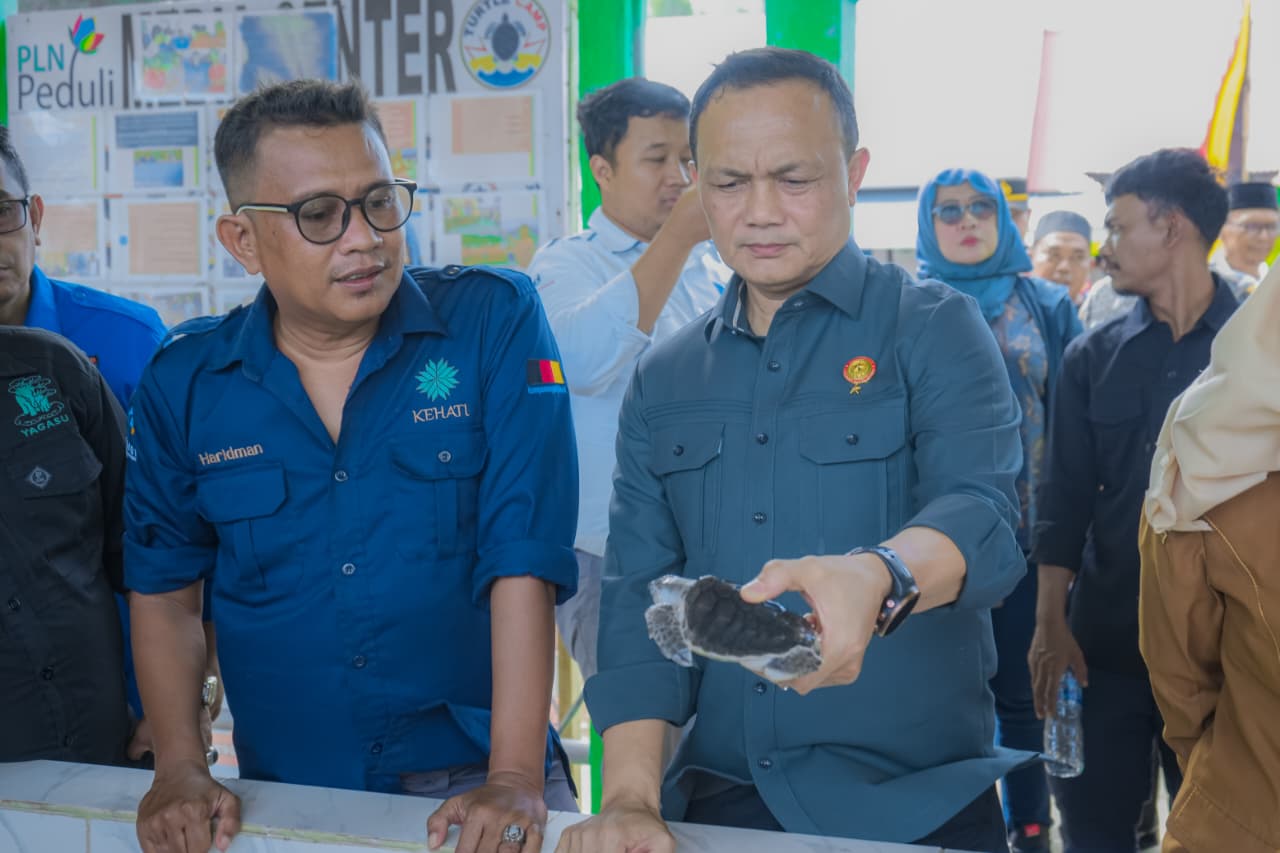 Karo Pers TNI dan Polri Setmilpres Kemensetneg, Brigjen TNI Maulana Ridwan didampingi Haridman, pendiri Laskar Pemuda Peduli Lingkungan Amping Parak, verifikasi lapangan, Selasa (18/11/2025).
