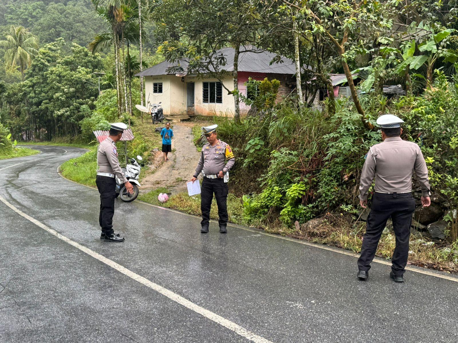 Polisi melakukan olah TKP kecelakaan lalu lintas di Air Tigo Raso, Nagari Koto Malintang, Tanjung Raya, Agam, Rabu (19/11/2025).