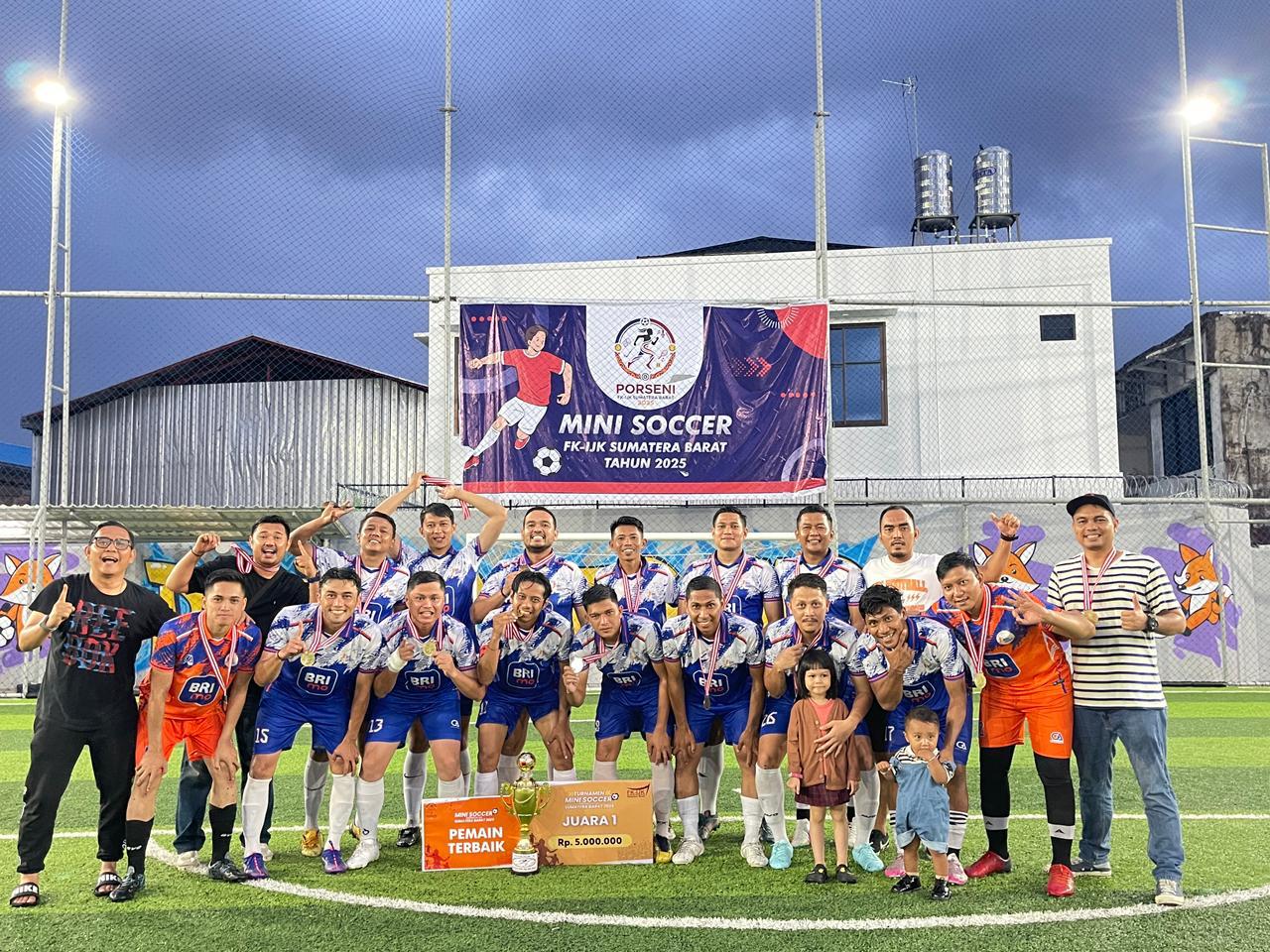 Final cabang Mini Soccer pada Porseni Forum Komunikasi Industri Jasa Keuangan (FKIJK) Sumatera Barat 2025 di Doby Sport, Kota Padang, Senin (17/11/2025).