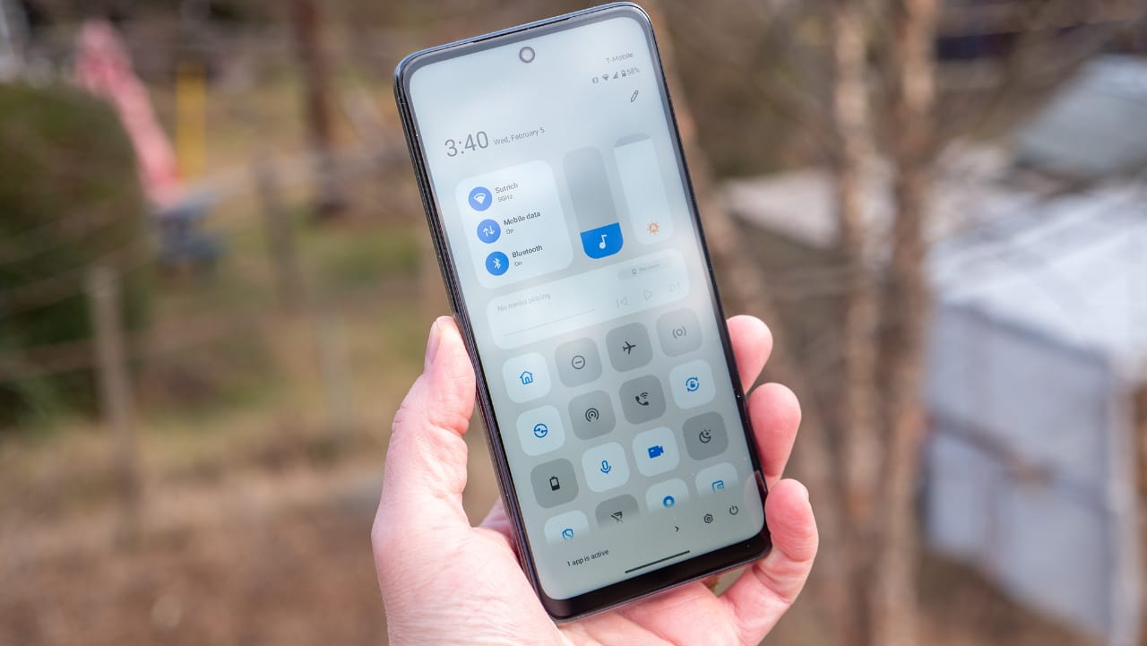 Motorola punya banyak fitur tersembunyi seperti Overcharge Protection, Multi Volume hingga Moto Secure yang meningkatkan efisiensi dan kenyamanan penggunaan. (foto: Android Central)