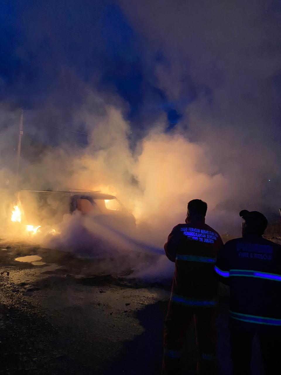 BERJIBAKU: Personel Pol PP Damkar Dharmasraya berjibaku memadamkan api yang membakar satu unit mobil jenis Grand Max bermuatan BBM berjenis solar.