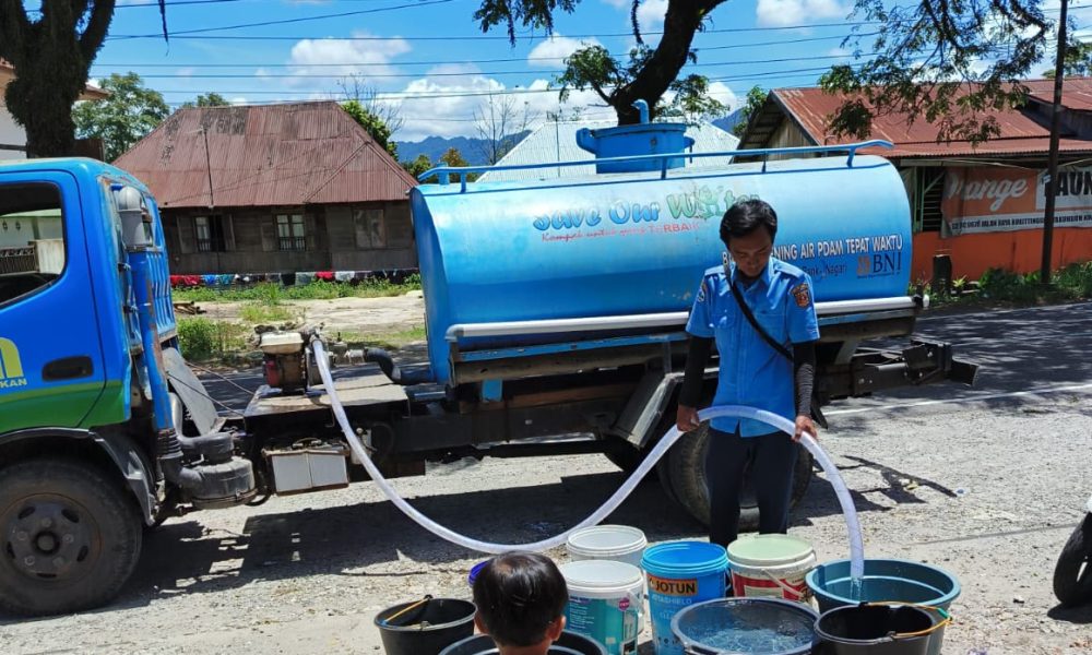 SUPLAI AIR BERSIH: BPBD Agam menyalurkan air bersih ke warga terdampak kekeringan di Padanglaweh, Sungaipua, baru-baru ini.