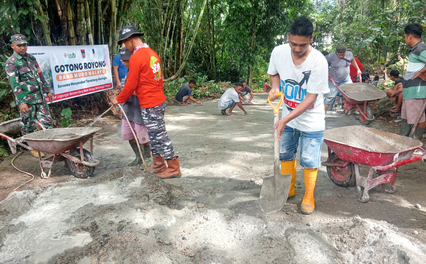 Warga Rimbo Gaek gotong royong perbaiki jalan rusak 1 km dengan dukungan semen dari PT Semen Padang demi akses transportasi lebih aman.