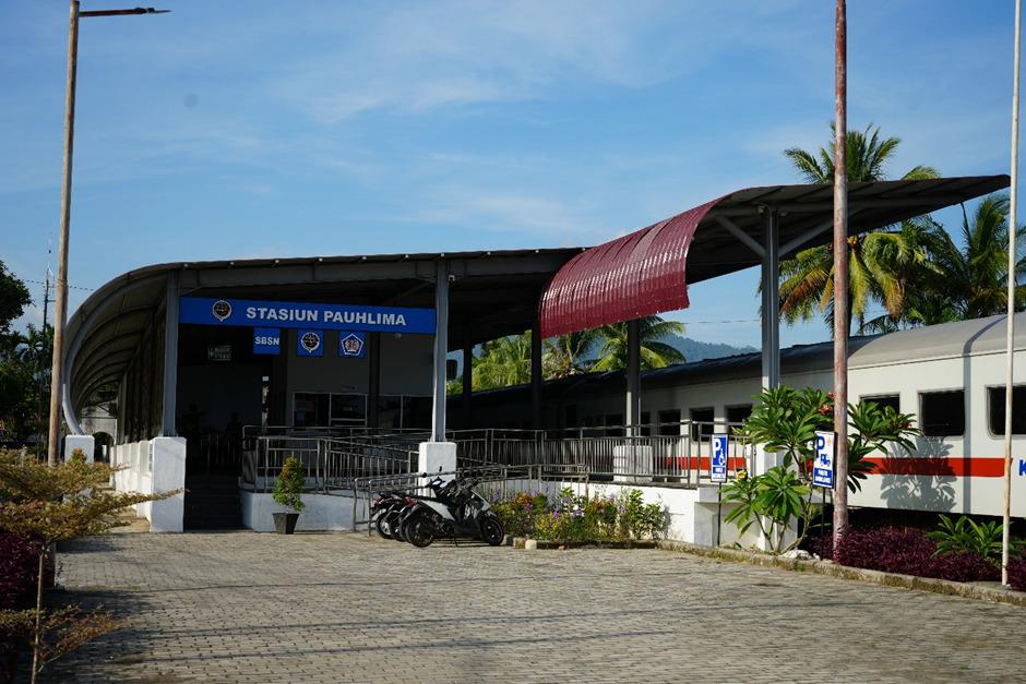 Stasiun Pauh Lima dibangun 1979 sebagai titik strategis penyusulan kereta barang Semen Padang menuju Teluk Bayur, meski tanpa layanan penumpang.