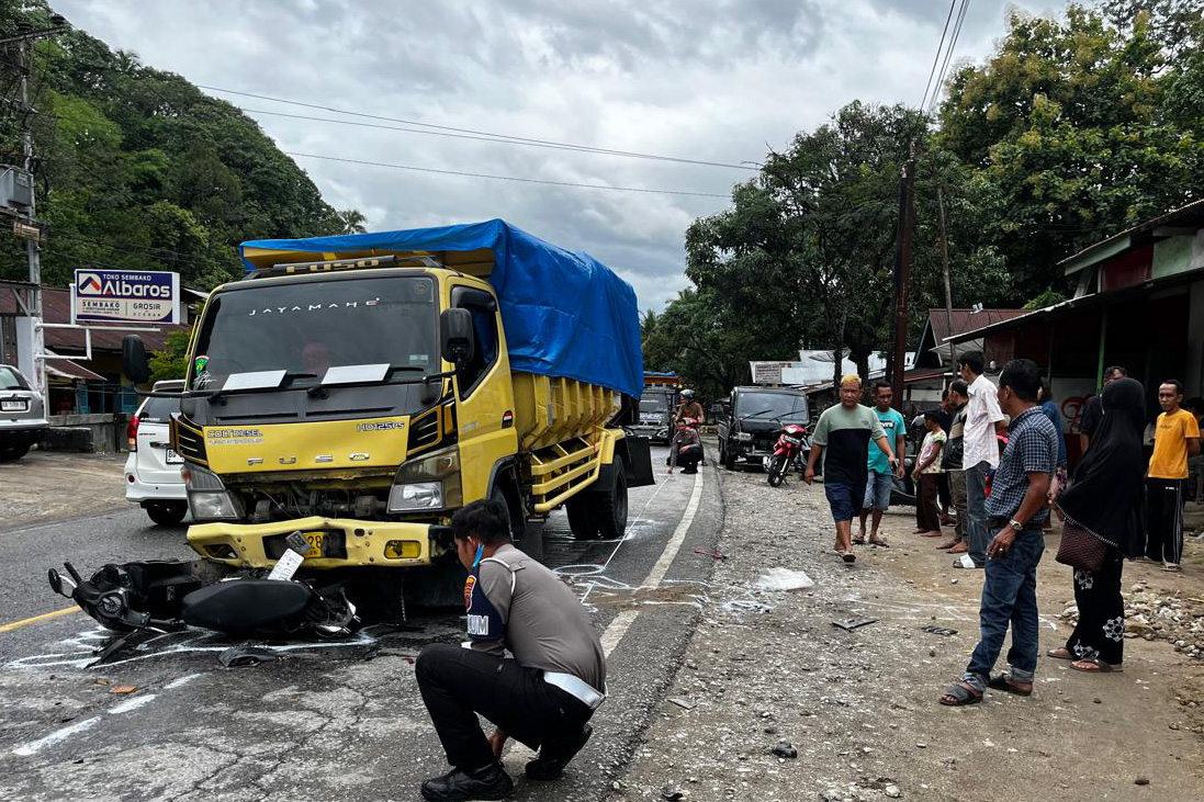 Kecelakaan maut di Kubung, Kabupaten Solok menewaskan tiga pelajar SMP, Rabu (19/11/2025). Motor korban slip di jalan licin dan dihantam dump truck. (Foto: Satlantas Polres Solok)
