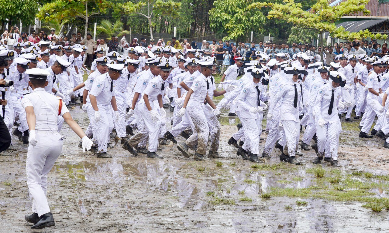 SMKN 3 Pariaman melantik 475 taruna dengan tingkat kelulusan 100 persen, dipimpin Aster Kodaeral II Padang dan dihadiri perwakilan Wali Kota Pariaman, Rabu (19/11/2025).