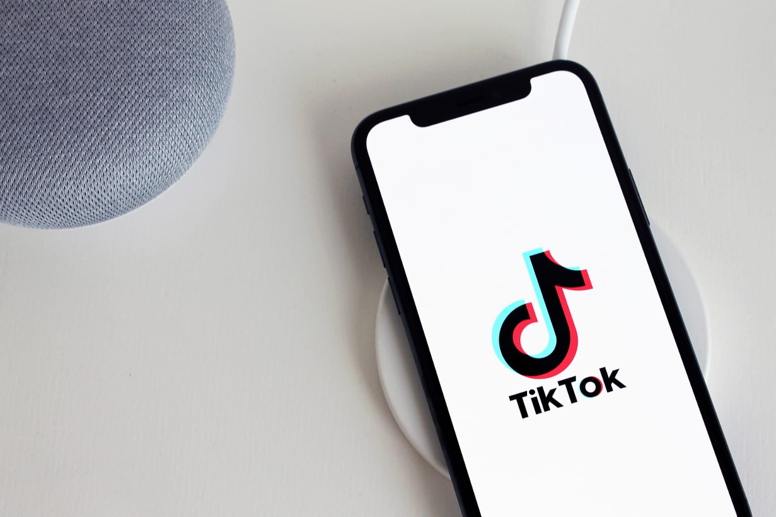 TikTok uji fitur baru untuk mengatur seberapa sering video AI muncul di For You serta memperkuat watermark tak terlihat demi transparansi konten. (foto: First Media)