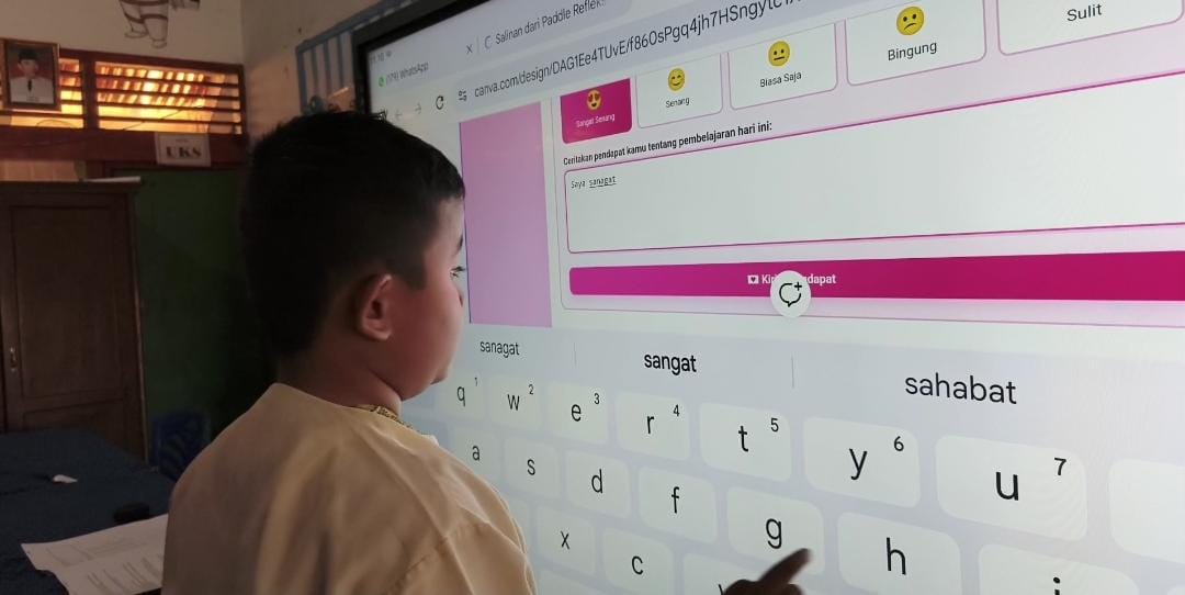 MENYENANGKAN: Gavin Rayhan Ardhani, 11, murid kelas 6 SDN 22 Ujunggurun, Padang, saat menggunakan IFP untuk mengisi feedback belajar siswa di kelasnya, beberapa waktu lalu.