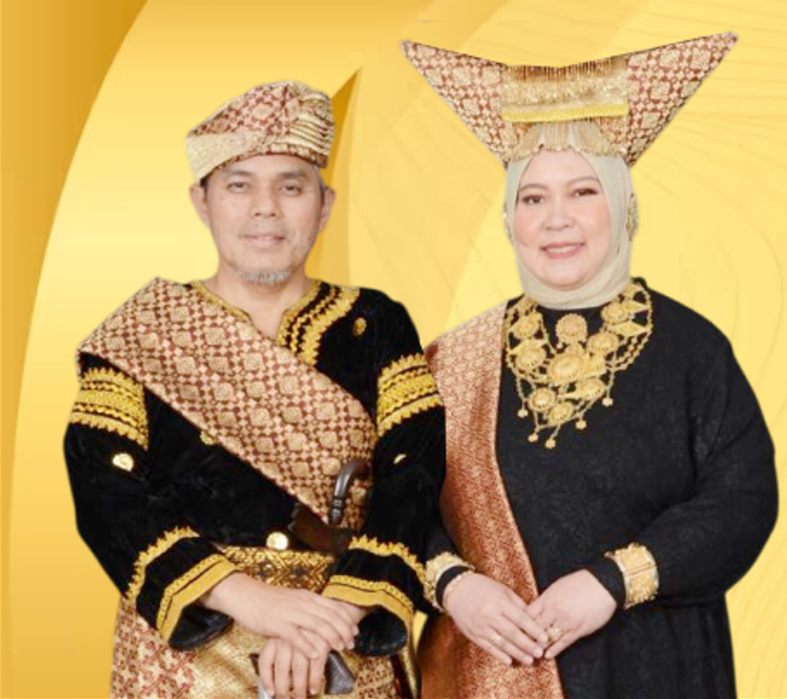 Dr. dr. Rahyussalim, Sp.OT (K), Subsp T(K), Subsp.O.T.B Datuak Bagindo Nan Kuniang bersama istri.