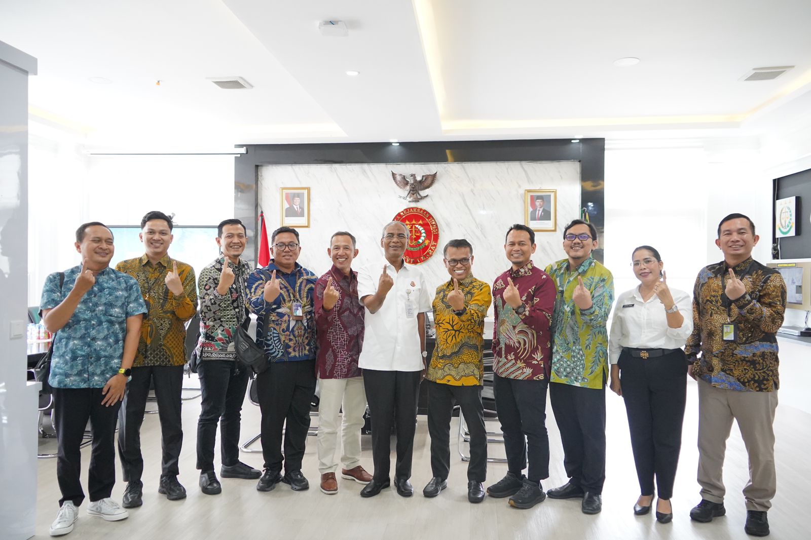 Pertamina Patra Niaga Sumbagut dan Kejati Sumbar bahas penguatan distribusi energi, aspek legal Terminal BBM, serta pengawasan BBM subsidi agar tepat sasaran.