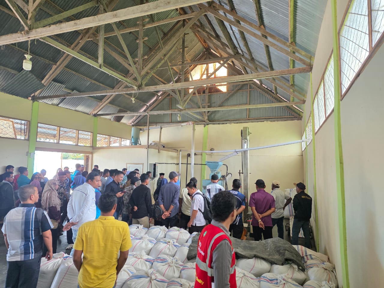 PLN UP3 Padang sosialisasikan peralihan huller diesel ke listrik melalui forum di Pariaman guna dorong efisiensi, stabilitas usaha, dan energi bersih.