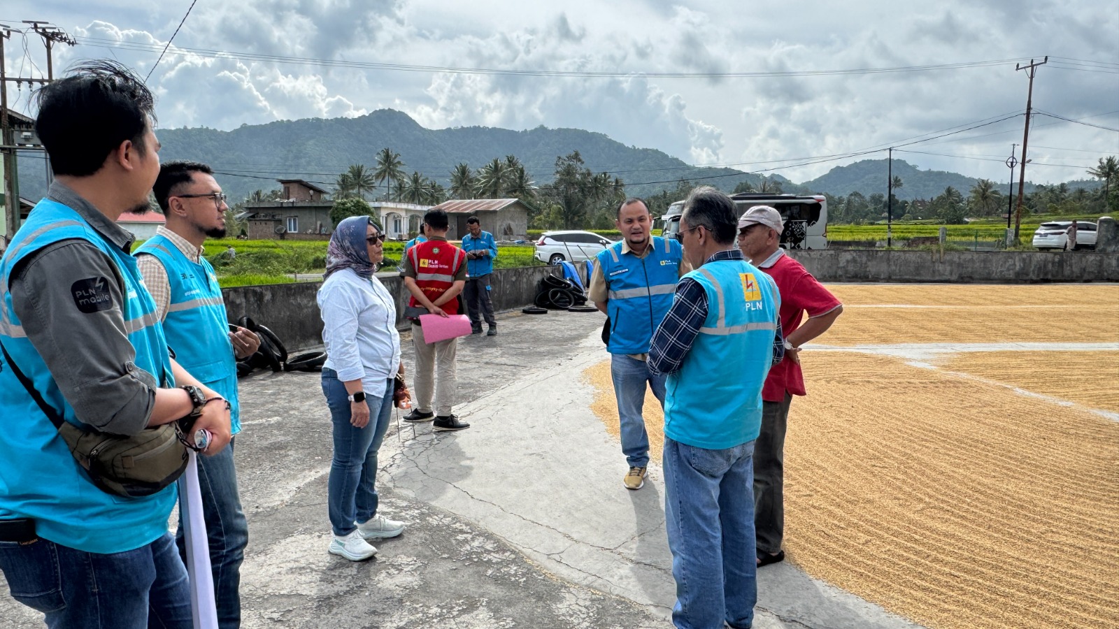 PLN UP3 Payakumbuh nyalakan tiga huller listrik di Tanah Datar dan 50 Kota untuk tingkatkan efisiensi penggilingan dan dukung elektrifikasi pertanian.
